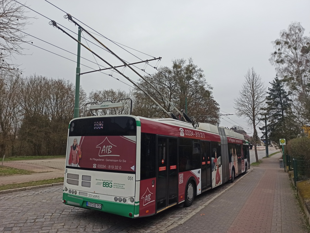Gelenkobus Nr. 051 vom polnischen Typ Solaris Trollino 18 AC